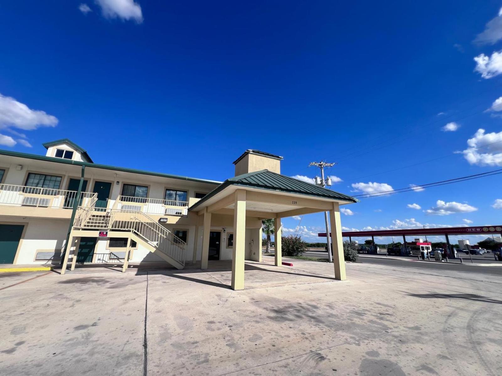 Oyo佩尔萨i-35东酒店 Pearsall 外观 照片